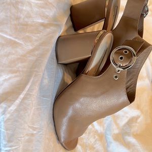 LIKE NEW Antonio Melani luggage colored Sz 8.5 wedge!!